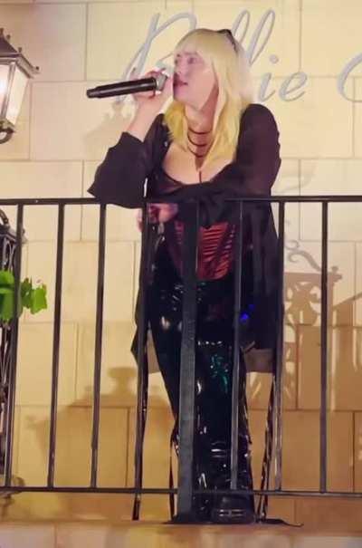 Can't get your eyes off, can ya