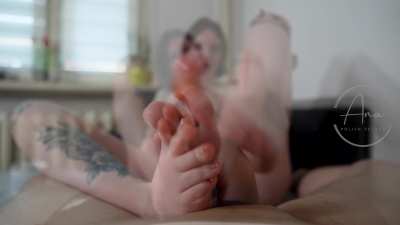 Huge load during footjob 😈💦