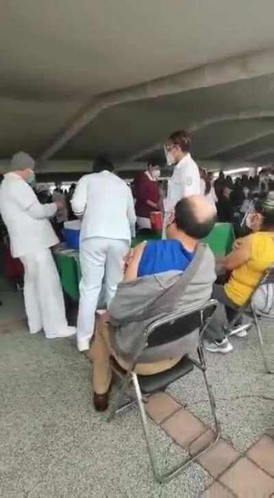 La 4t vacunando con jeringas vacías y luego salieron con la maroma de que fue un montaje de la derecha, pobres pendejoa, ni porque su presidente los estafa con las vacunas son capaces de admitir la realidad.