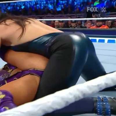 Raquel Rodriguez pinning Xia Li