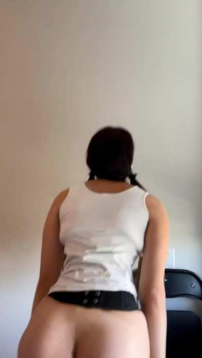 POV: I&rsquo;m your ditzy hooters waitress 💖 and you ask if theres any cake in the back 🍑