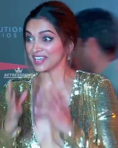 I want to lick white waist and shinnig figure of Deepika Padukone
