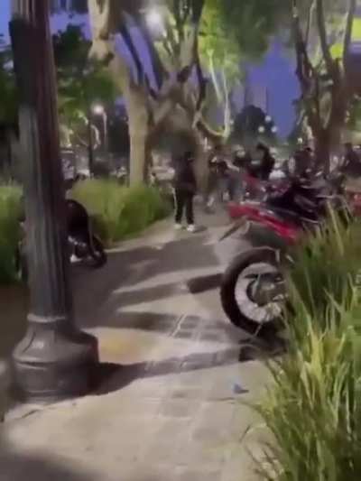 BUENA NOTICIA: Trapitos de origen paraguayo se metieron con la persona equivocada. Fueron linchados por Hell Angels de Estados Unidos, mientras sus mujeres gritan de fondo.