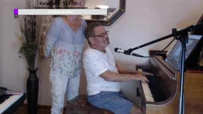 HA VUELTO, UPVOTE PARA QUE ORSON LO VEA