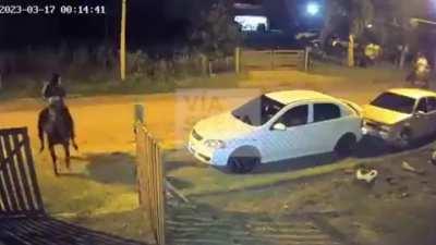 Robo a caballo. Los sacan a disparos.