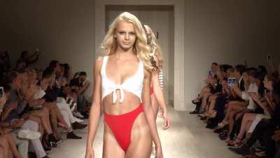 Gabriel Fulton being exhibitionistic on catwalk (full Gabi-performance, highlight at 0:18)