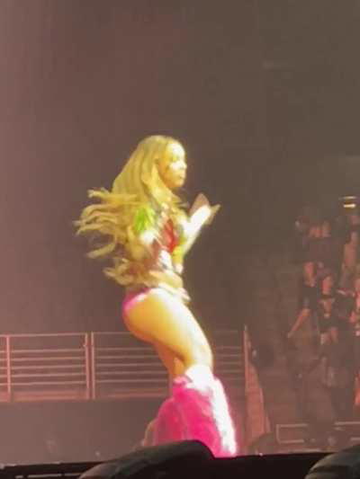 Doja Cat knows how to turn up a show