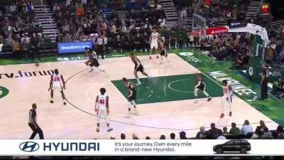 [Highlight] Jrue gets the steal on Cunningham and alley-oops it onto Giannis who has 8 PTS in just 3 minutes in the 3rd quarter