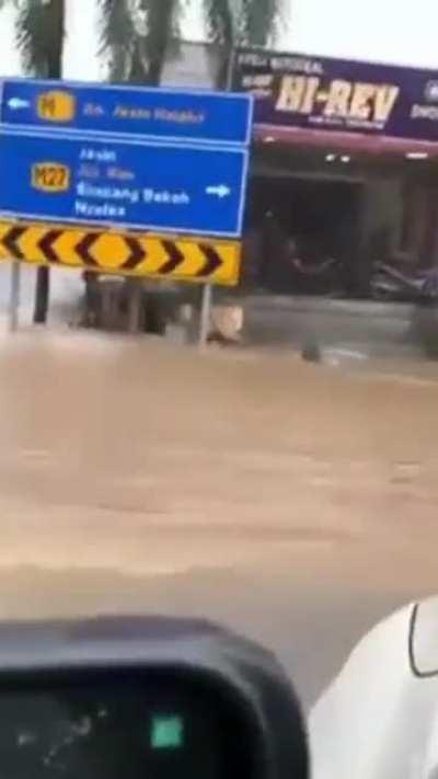 The flood situation in Jasin, currently following heavy rain since 3:00 pm yesterday. Areas throughout Malaysia are forecast to experience thunderstorms & heavy rain yesterday until 7pm.