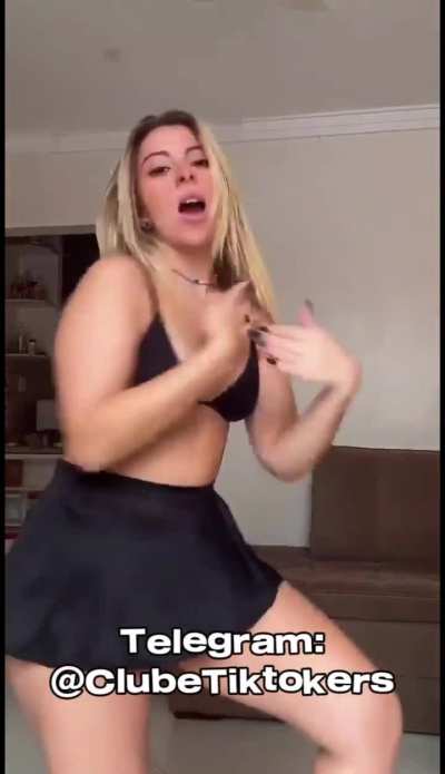 Olhem pra essa mini saia que a Rafa Bermach ta usando