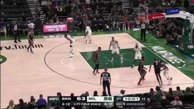 [Highlight] Giannis sags off of Simmons, KD uses that + the Simmons screen to create a wide open jumper