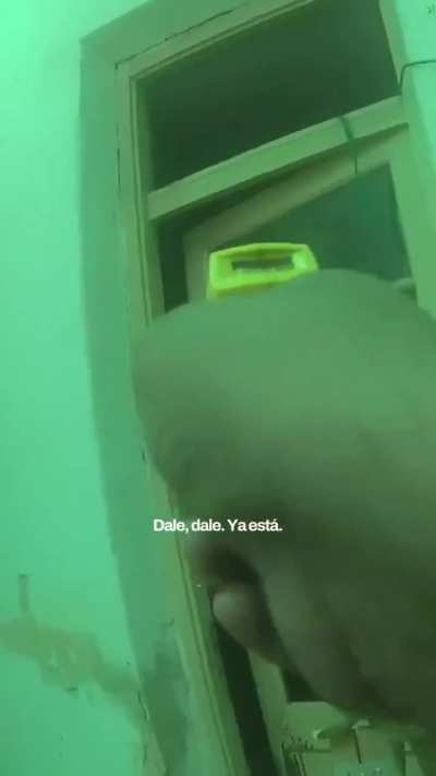 La policia de CABA reduce a un delincuente usando pistolas Taser.