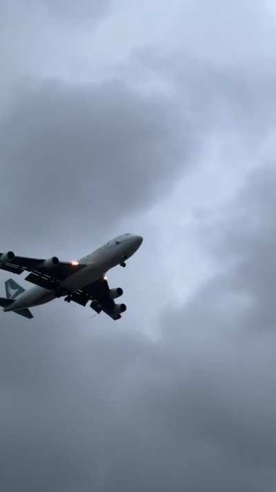 B747-400F short finals at Mumbai R27