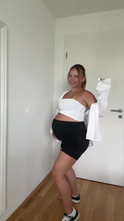 Alina liebt es zu tanzen mit Babybauch