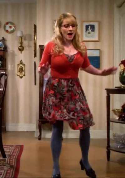 Melissa Rauch is only 4′ 11″ but she has huge tits