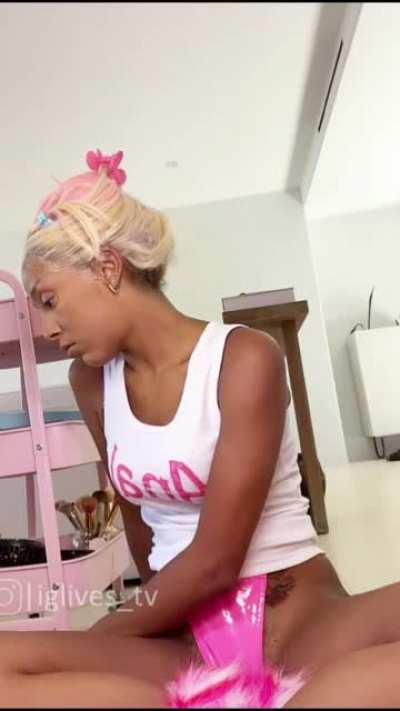 Doja grinding her bush for 9 mins straight 🔥