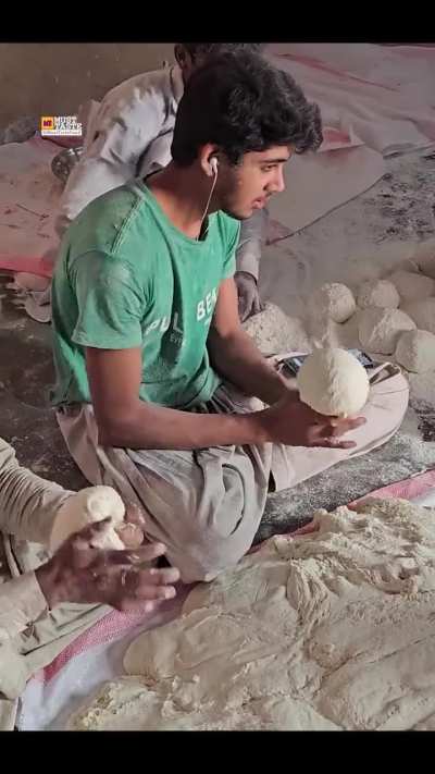 World Thinest Manda Roti Makers - Biggest Ulta Tawa Rumali Roti Full Making Process
