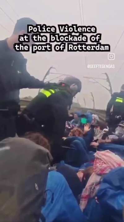 Beelden ontruiming van de spoorblokkade in haven Rotterdam.