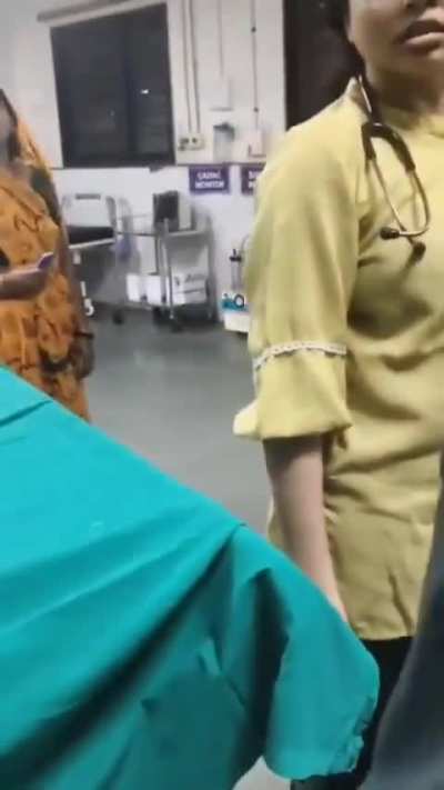 वायरल वीडियो अहमदाबाद के सोला सिविल अस्पताल का बताया जा रहा है यहां एक महिला डॉक्टर ने अपनी बेटी के इलाज के लिए व्यक्ति पर हाथ उठा दिया और इलाज करने से मना कर दिया। डॉक्टर के रवैये और चेहरे के हावभाव से घमंड साफ झलकता है।