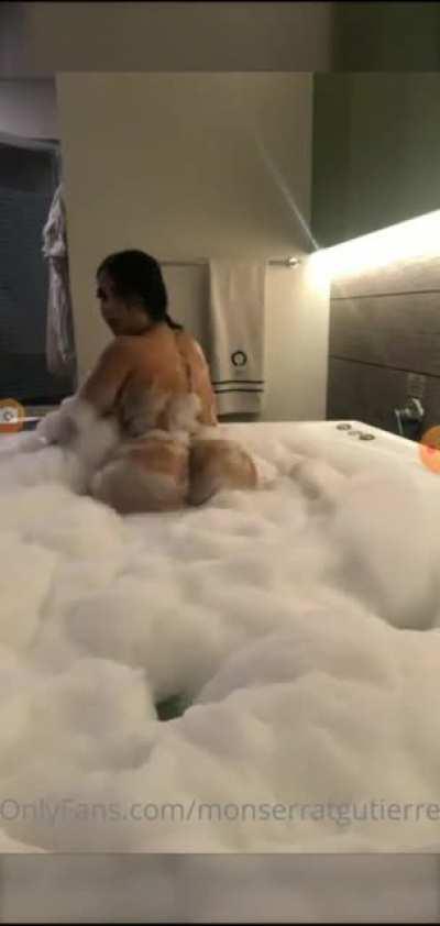 Monse en la ducha