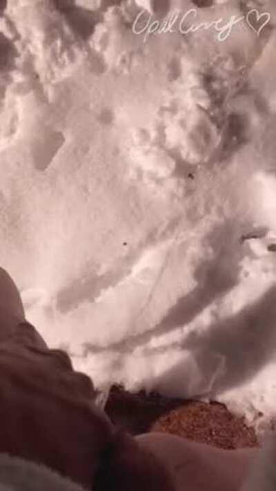 Standing power piss into the snow ❄️💦