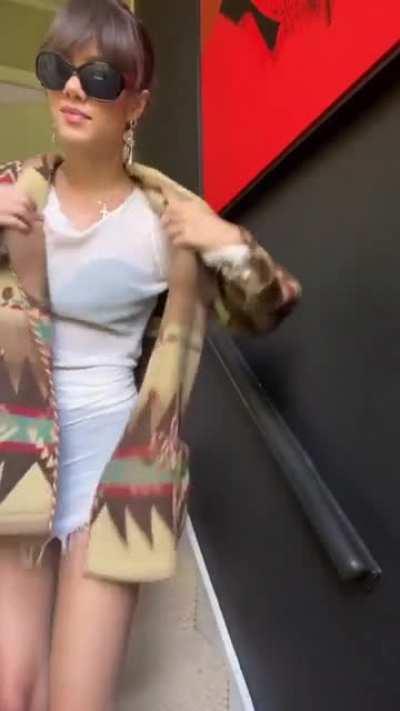 Saoirse looking gorgeous.