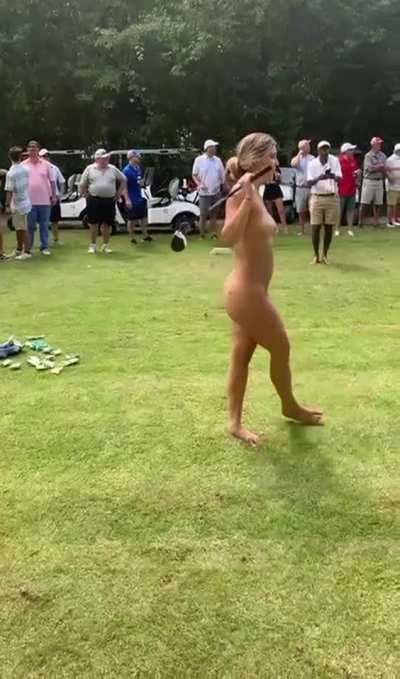 Naked golf swing with an audience ⛳