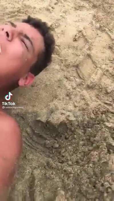 Nakatikim ka tuloy ng buhangin ni Gaara