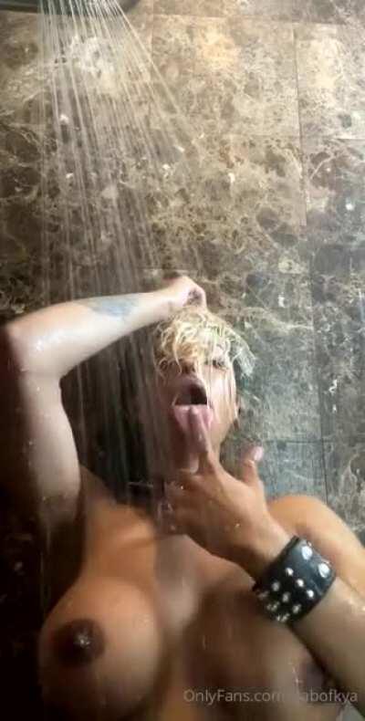 Horny in the shower 💦👅