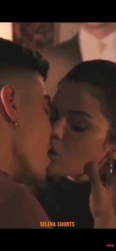 Selena’s kissing scene brightened, zoomed in and slowed down in OMITB