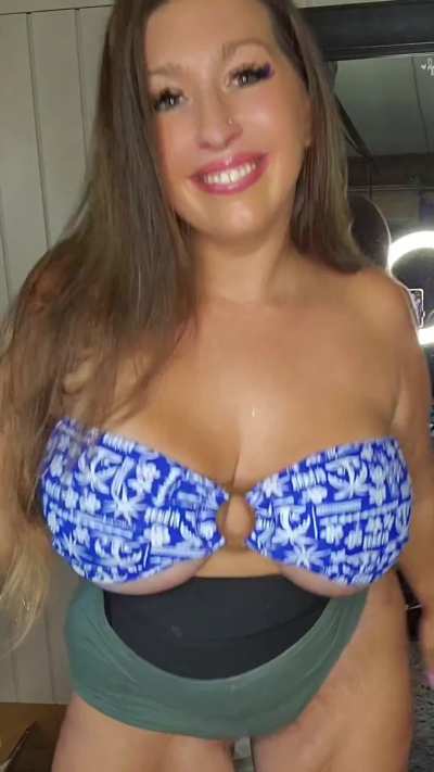 That little bounce is all it takes to drive you crazy... oh and im curvy too lol