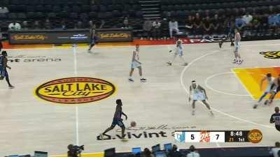 [Highlight] G-League Rookie of the Year Kenneth Lofton Jr. bodying Chet Holmgren in the 2022 Summer League