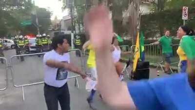Protesto na porta do Doria ontem, feito por manifestantes bolsonaristas. Não sei nem como legendar, é vergonha alheia demais