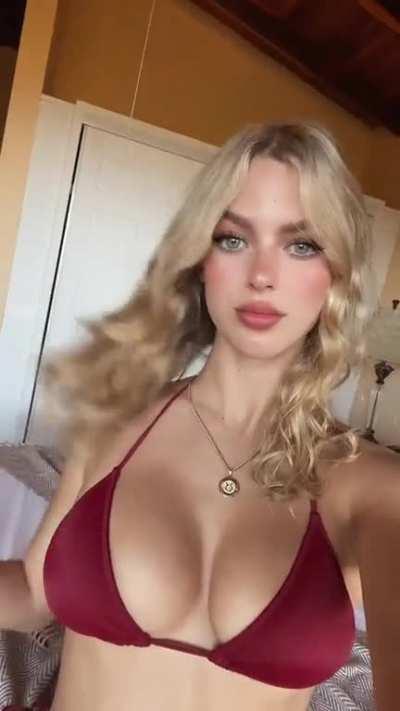 Absolutely GORGEOUS White Queen👸🏼Telling The World Who She LOVES