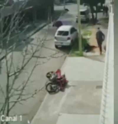 Water supply guys disrupt an assault in Argentina