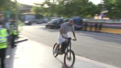 Piqué arriving at Camp Nou by bicycle for his match against Espanyol