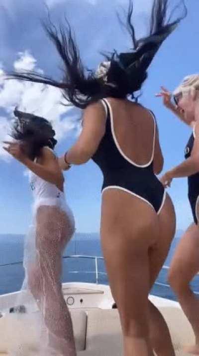 Vanessa Hudgens and Sarah Hyland