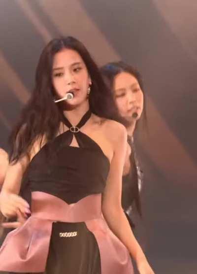 Cheeky Jisoo 😋