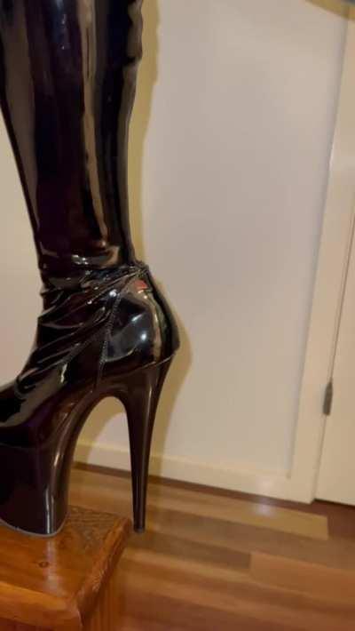 Can I be your shiny fuck toy ;)