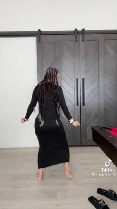 Bianca shaking that ass