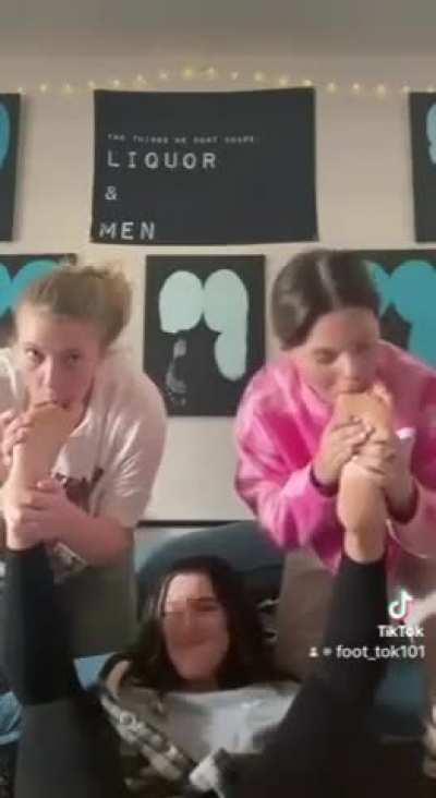 19yr girls sucking toes