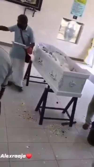 Friends fulfil the last wish of their friend's - to have a send-off with an Ilaiyaraaja song. Heart feels a bit heavy.