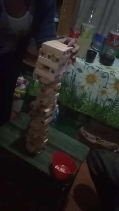 Mis viejos jugando al jenga