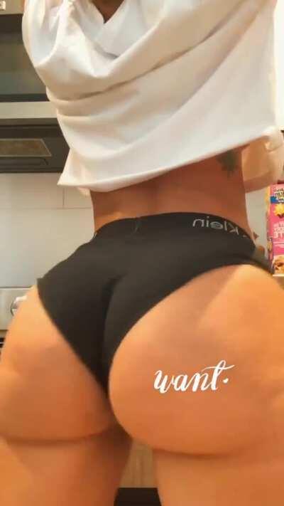 That Booty keeps growing!!! 🔥😱