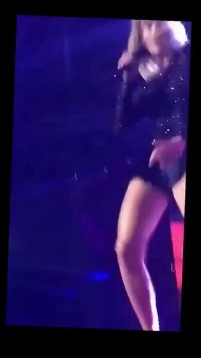 I love when she moves her hips like that