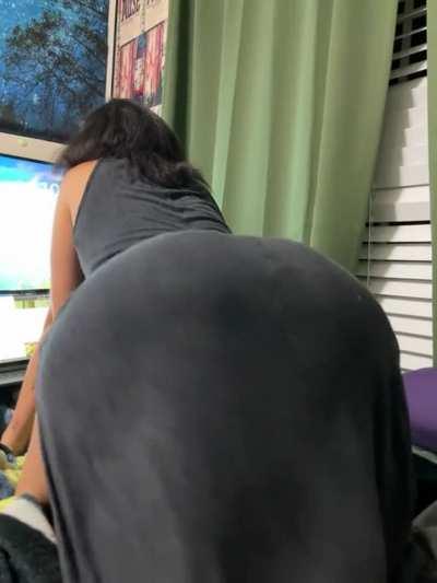 Annoying TikTok voice but sexy video