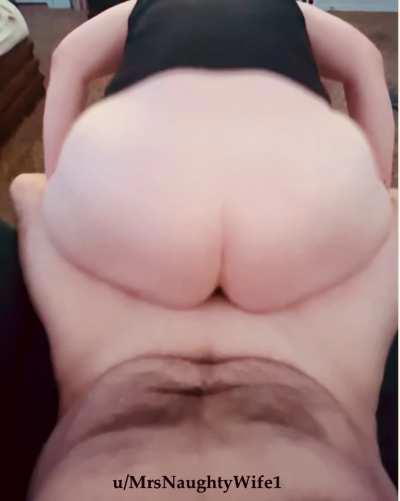 I love bouncing on Daddy’s cock when everyone is watching. 