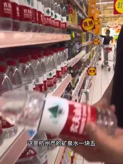 3月18日浙江一男子用当地最低时薪10元人民币在超市测试了购买力，只买到一袋面包、一瓶矿泉水