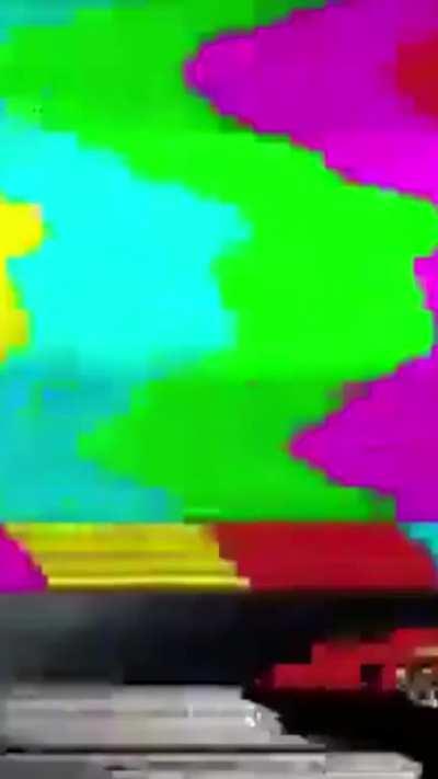 Le muestran a unos pibes una foto de Nestor Kirchner y les preguntan si saben quién es el de la foto