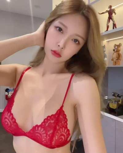 HER ALBUM IN COMMENTS👇👇